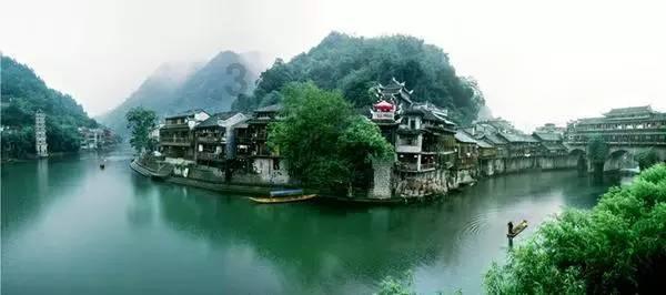 孩子不想上学，因为他逃学，现在已经在家停课了，我该怎么去劝导他呢
